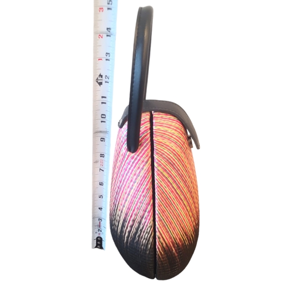 Like New Woven Straw Hand Bag Hard Shell - Picture 10 of 11